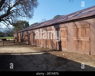 Le parc national américain rustique possédait une grange historique de ville de cinéma dans le site du Paramount Ranch de la chaîne de loisirs nationale des montagnes de Santa Monica, près De Los Angeles Ca Banque D'Images