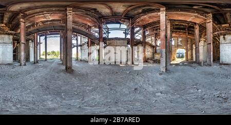 Vue panoramique à 360° de Panorama sphérique complet hdri transparente 360 degrés angle view concrete structures de bâtiment en ruine abandonné de l'usine de ciment en image équirectangulaire pro