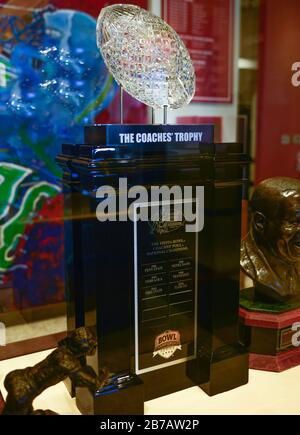 Dans un cas, un football coupé en cristal au sommet du trophée entraîneurs pour le championnat national Fiesta Bowl Coaches, au Zigler's Museum, Scottsdale, AZ Banque D'Images