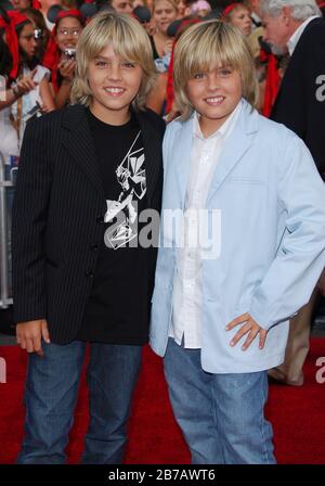 Cole Sprinse et Dylan Sprinse au World Premiere de Walt Disney Pictures 'Pirates Of The Caribbean: Dead Man's Chest', qui se tient à Disneyland à Anaheim, Californie. L'événement a eu lieu le samedi 24 juin 2006. Photo par: SBM / PictureLux Banque D'Images