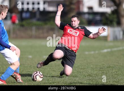 Brighton, Royaume-Uni. 14 mars 2020. Le jeu doit être activé - Malgré le report de tous les matchs de la Premier League et de la Ligue anglaise de football jusqu'au 4 avril au Royaume-Uni en raison du coronavirus, Il n'y a pas eu d'arrêt au football de Grassroots alors Que Les lumières de la Lecterne ont repris Goring St Theresa's dans le Chairman Charity Cup Tie au Wish Road Recreation Ground, La Lecterne a été les gagnants convaincants qui ont battu Goring 9-1 Hove. Crédit: James Boardman/Alay Live News Banque D'Images