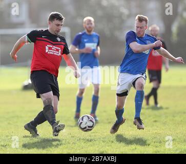 Brighton, Royaume-Uni. 14 mars 2020. Le jeu doit être activé - Malgré le report de tous les matchs de la Premier League et de la Ligue anglaise de football jusqu'au 4 avril au Royaume-Uni en raison du coronavirus, Il n'y a pas eu d'arrêt au football de Grassroots alors Que Les lumières de la Lecterne ont repris Goring St Theresa's dans le Chairman Charity Cup Tie au Wish Road Recreation Ground, La Lecterne a été les gagnants convaincants qui ont battu Goring 9-1 Hove. Crédit: James Boardman/Alay Live News Banque D'Images