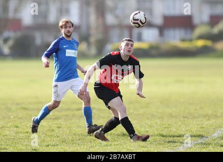 Brighton, Royaume-Uni. 14 mars 2020. Le jeu doit être activé - Malgré le report de tous les matchs de la Premier League et de la Ligue anglaise de football jusqu'au 4 avril au Royaume-Uni en raison du coronavirus, Il n'y a pas eu d'arrêt au football de Grassroots alors Que Les lumières de la Lecterne ont repris Goring St Theresa's dans le Chairman Charity Cup Tie au Wish Road Recreation Ground, La Lecterne a été les gagnants convaincants qui ont battu Goring 9-1 Hove. Crédit: James Boardman/Alay Live News Banque D'Images