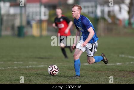 Brighton, Royaume-Uni. 14 mars 2020. Le jeu doit être activé - Malgré le report de tous les matchs de la Premier League et de la Ligue anglaise de football jusqu'au 4 avril au Royaume-Uni en raison du coronavirus, Il n'y a pas eu d'arrêt au football de Grassroots alors Que Les lumières de la Lecterne ont repris Goring St Theresa's dans le Chairman Charity Cup Tie au Wish Road Recreation Ground, La Lecterne a été les gagnants convaincants qui ont battu Goring 9-1 Hove. Crédit: James Boardman/Alay Live News Banque D'Images