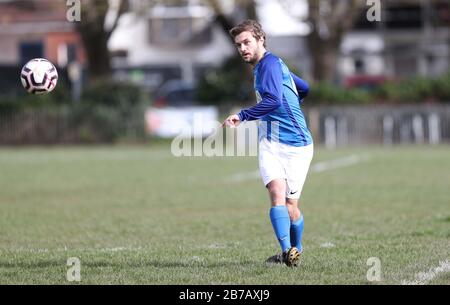 Brighton, Royaume-Uni. 14 mars 2020. Le jeu doit être activé - Malgré le report de tous les matchs de la Premier League et de la Ligue anglaise de football jusqu'au 4 avril au Royaume-Uni en raison du coronavirus, Il n'y a pas eu d'arrêt au football de Grassroots alors Que Les lumières de la Lecterne ont repris Goring St Theresa's dans le Chairman Charity Cup Tie au Wish Road Recreation Ground, La Lecterne a été les gagnants convaincants qui ont battu Goring 9-1 Hove. Crédit: James Boardman/Alay Live News Banque D'Images