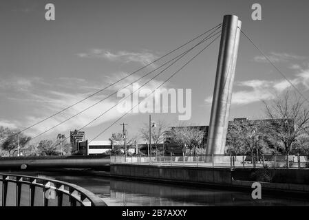 L'art public imposant, le pont Soleri et la plaza avec des pylônes envolent les événements solaires et la vie urbaine au bord de l'eau du canal AZ à Scottsdale, en Arizona Banque D'Images