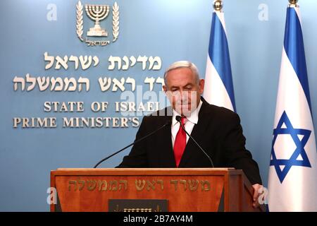 Jérusalem, Israël. 14 mars 2020. Le Premier ministre israélien Benjamin Netanyahu prononce un discours à son bureau de Jérusalem le samedi 14 mars 2020 sur les nouvelles mesures qui seront prises pour lutter contre le virus Corona en Israël. Netanyahu a déclaré qu'Israël fermerait les restaurants, les centres commerciaux et les salles de gymnastique pour stopper la propagation du coronavirus. Netanyahu a également déclaré qu'il demanderait l'approbation du gouvernement lors de la prochaine réunion du cabinet qui se tiendra par vidéoconférence afin de permettre l'utilisation des "technologies utilisées dans la guerre contre le terrorisme" pour suivre les mouvements des Israéliens avec le coronavirus. Cre Banque D'Images