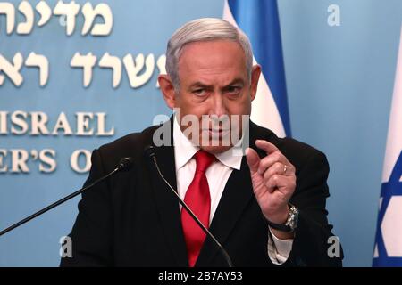 Jérusalem, Israël. 14 mars 2020. Le Premier ministre israélien Benjamin Netanyahu prononce un discours à son bureau de Jérusalem le samedi 14 mars 2020 sur les nouvelles mesures qui seront prises pour lutter contre le virus Corona en Israël. Netanyahu a déclaré qu'Israël fermerait les restaurants, les centres commerciaux et les salles de gymnastique pour stopper la propagation du coronavirus. Netanyahu a également déclaré qu'il demanderait l'approbation du gouvernement lors de la prochaine réunion du cabinet qui se tiendra par vidéoconférence afin de permettre l'utilisation des "technologies utilisées dans la guerre contre le terrorisme" pour suivre les mouvements des Israéliens avec le coronavirus. Cre Banque D'Images