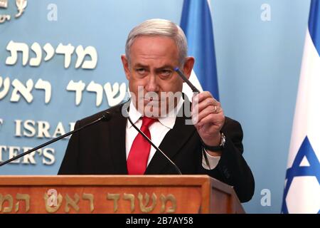 Jérusalem, Israël. 14 mars 2020. Le Premier ministre israélien Benjamin Netanyahu prononce un discours à son bureau de Jérusalem le samedi 14 mars 2020 sur les nouvelles mesures qui seront prises pour lutter contre le virus Corona en Israël. Netanyahu a déclaré qu'Israël fermerait les restaurants, les centres commerciaux et les salles de gymnastique pour stopper la propagation du coronavirus. Netanyahu a également déclaré qu'il demanderait l'approbation du gouvernement lors de la prochaine réunion du cabinet qui se tiendra par vidéoconférence afin de permettre l'utilisation des "technologies utilisées dans la guerre contre le terrorisme" pour suivre les mouvements des Israéliens avec le coronavirus. Cre Banque D'Images