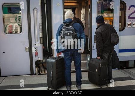 Berlin, Allemagne. 14 mars 2020. Les passagers polonais prennent le train « EC 45 Spree » à la gare centrale de Berlin, qui relie Berlin à Varsovie. Le gouvernement polonais a décidé d'arrêter tous les vols directs vers et depuis l'Allemagne à partir du 15 mars à 00:00 heures en raison de la propagation du virus corona. Cela vise à contrer une nouvelle propagation du virus Du Sras-COV-2. Crédit: Fernando Gutierrez-Juarez/Dpa-Zentralbild/Dpa/Alay Live News Banque D'Images