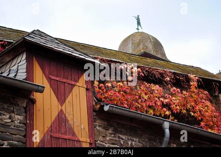 Attendorn, Allemagne - couleurs d'automne à l'hôtel du château de Burg Schnellenberg à Attendorn, Allemagne. Dans le quartier d'Olpe, dans le nord du Rhin-Wilbali Banque D'Images