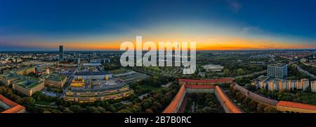 Vue sur Munich comme un panorama au lever du soleil avec des immeubles de bureaux en premier plan Banque D'Images