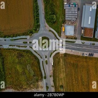 Vue aérienne d'un rond-point sur une route principale en allemagne. Banque D'Images