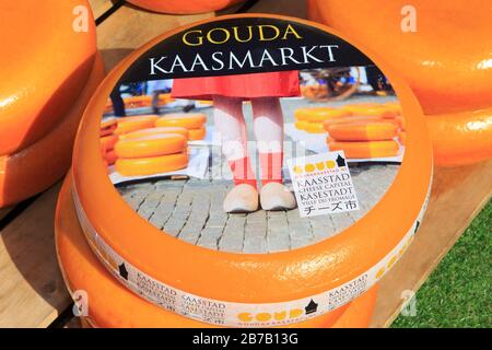 Gros plan de boulettes de fromage Gouda colorées sur le marché du fromage de Gouda (Pays-Bas) Banque D'Images