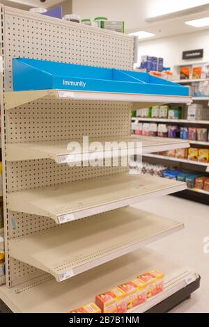 West Des Moines, Iowa, États-Unis. 14 mars 2020. Un présentoir de merchandising de magasin avec le mot « immunité » sur un ensemble d'étagères vides dans un magasin cible à l'ouest des Moines, IA sur le 14 mars 2020. Les autocollants de stock du magasin indiquent la vitamine C comme produit précédemment stocké sur les étagères. Le département de santé publique de l'Iowa a signalé vendredi qu'il y a actuellement 156 personnes en Iowa surveillées pour COVID-19 et 17 cas actifs dans l'État. Crédit: Fritz Nordengren/Zuma Wire/Alay Live News Banque D'Images