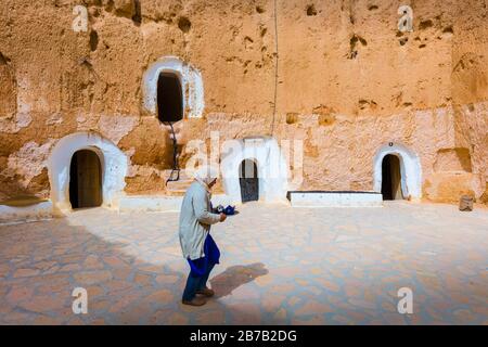Berber femme dans une maison troglodyte. Banque D'Images