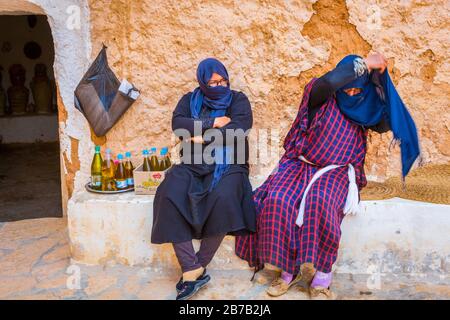Berbères femmes dans une maison troglodyte. Banque D'Images