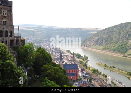 Vue depuis le château de Burghotel Hotel Auf Schönburg (Auf Schoenburg) vers Oberwesel, Allemagne, l'église rouge Liebfrauen et la vallée du Rhin. Banque D'Images