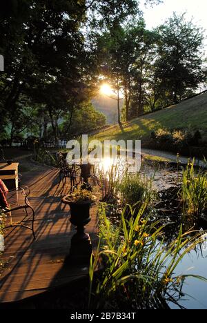 Burghotel Castle Hotel Auf Schönburg (Auf Schoenburg) à Oberwesel, Allemagne. Lumière de l'heure d'or pendant que le soleil se couche sur les jardins du château. Banque D'Images