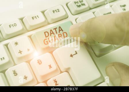 Écriture manuelle conceptuelle montrant Data Guard. Concept signifie gérer les bases de données pour survivre aux catastrophes et aux corruptions des données Banque D'Images