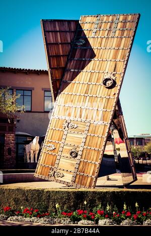 L'immense attraction artistique publique sculpturale appelée « The Doors » dans le canal AZ et le secteur riverain de Scottsdale, AZ, États-Unis Banque D'Images