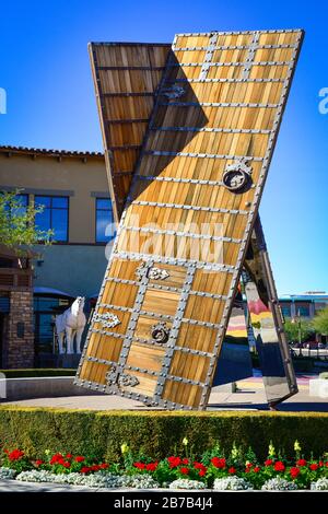 L'immense attraction artistique publique sculpturale appelée « The Doors » dans le canal AZ et le secteur riverain de Scottsdale, AZ, États-Unis Banque D'Images