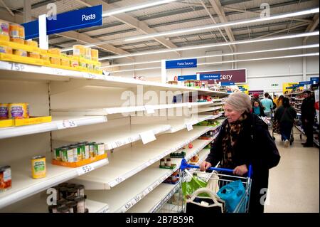 Supermarché Tesco, Hove, Royaume-Uni, mars 2020. Les vieilles femmes qui font du shopping dans la branche Hove de Tesco comme des achats de panique en raison des craintes de coronavirus a vidé Banque D'Images