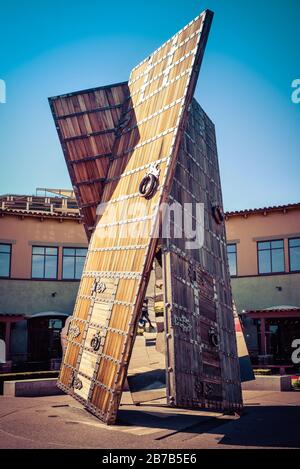 L'immense attraction artistique publique sculpturale appelée « The Doors » dans le canal AZ et le secteur riverain de Scottsdale, AZ, États-Unis Banque D'Images