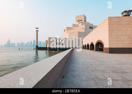 Le Musée d'art islamique de Doha, qui a une influence architecturale islamique dans une apparence cuboïdienne, a été conçu par Ieoh Ming PEI Banque D'Images