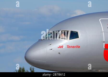 Un pilote venant d'un poste de pilotage Boeing 757 de la jetée 2, peu de temps avant de partir de l'aéroport international de Leeds Bradford Banque D'Images