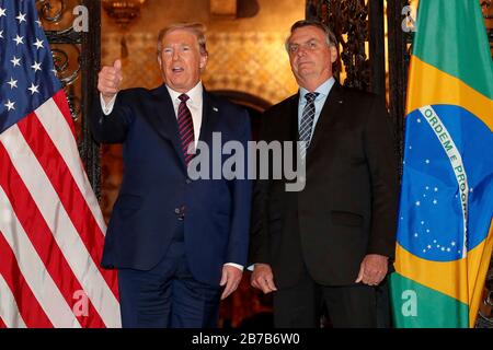 Le président américain Donald Trump, à gauche, donne un pouce aux photographes après avoir accueilli le président brésilien Jair Bolsonaro pour un dîner au Mar a Lago Resort le 7 mars 2020 à Palm Beach, en Floride. Banque D'Images