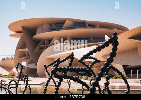 Un plan d'eau en face du Musée national du Qatar Banque D'Images