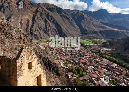 Pérou vallée sacrée Ollantaytambo vue de la vieille forteresse ruinée Banque D'Images