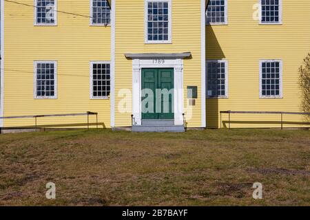 Alna Meeting House à Alna, dans le Maine pendant les mois d'automne. Construite en 1789, cette maison de réunion a été placée sur le Registre national des lieux historiques à Banque D'Images