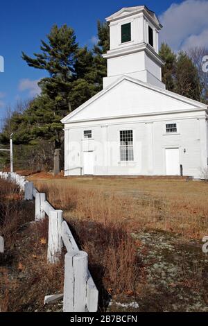 Première église baptiste de Gilmanton à Gilmanton, dans le New Hampshire, pendant les mois d'automne. Construite en 1842, cette église grecque de renouveau est également connue sous le nom de l' Banque D'Images