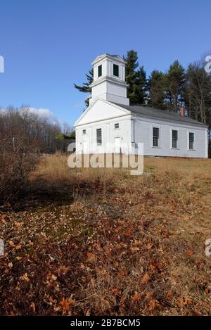 Première église baptiste de Gilmanton à Gilmanton, dans le New Hampshire, pendant les mois d'automne. Construite en 1842, cette église grecque de renouveau est également connue sous le nom de l' Banque D'Images