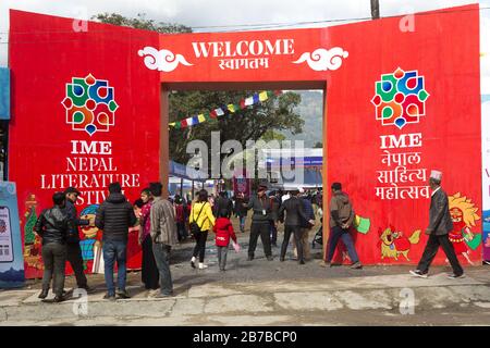 Les népalais marchant par l'entrée au festival international de littérature népalais annuel à Pokhara Banque D'Images