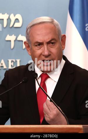 Jérusalem, Israël. 14 mars 2020. Le Premier ministre israélien Benjamin Netanyahu prononce un discours à son bureau de Jérusalem le samedi 14 mars 2020 sur les nouvelles mesures qui seront prises pour lutter contre le virus Corona en Israël. Netanyahu a déclaré qu'Israël fermerait les restaurants, les centres commerciaux et les salles de gymnastique pour stopper la propagation du coronavirus. Netanyahu a également déclaré qu'il demanderait l'approbation du gouvernement lors de la prochaine réunion du cabinet qui se tiendra par vidéoconférence afin de permettre l'utilisation des "technologies utilisées dans la guerre contre le terrorisme" pour suivre les mouvements des Israéliens avec le coronavirus. Cred Banque D'Images