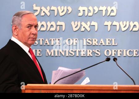 Jérusalem, Israël. 14 mars 2020. Le Premier ministre israélien Benjamin Netanyahu prononce un discours à son bureau de Jérusalem le samedi 14 mars 2020 sur les nouvelles mesures qui seront prises pour lutter contre le virus Corona en Israël. Netanyahu a déclaré qu'Israël fermerait les restaurants, les centres commerciaux et les salles de gymnastique pour stopper la propagation du coronavirus. Netanyahu a également déclaré qu'il demanderait l'approbation du gouvernement lors de la prochaine réunion du cabinet qui se tiendra par vidéoconférence afin de permettre l'utilisation des "technologies utilisées dans la guerre contre le terrorisme" pour suivre les mouvements des Israéliens avec le coronavirus. Cred Banque D'Images