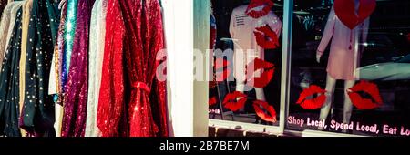 Format panoramique de la vitrine avec des robes étincelantes sur le rack de vente à l'extérieur sur le trottoir de la Rolling rack Boutique dans la vieille ville Scottsdale, AZ, États-Unis Banque D'Images