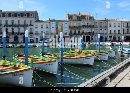 Petits bateaux à rames en bois sur le Canal Royal à Sète, une ville portuaire méditerranéenne du département de l'Hérault, dans le sud de la France Banque D'Images