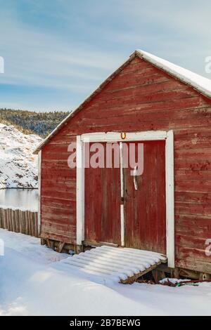 Stage, utilisé pour l'entreposage du matériel de pêche et les travaux de pêche à la Maison du patrimoine de Spurrell, un Airbnb pittoresque à Dunfield, Terre-Neuve, Canada [No propert Banque D'Images