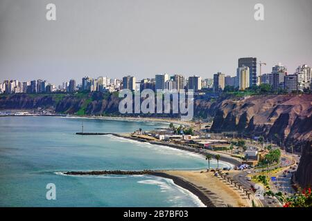 La ville de Lima sur l'Océan Pacifique au Pérou Banque D'Images