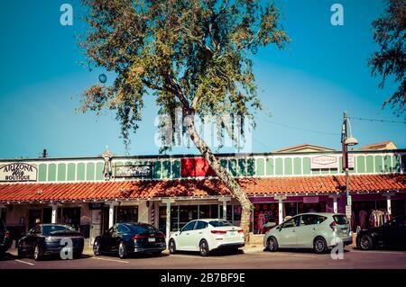 Bâtiments de style espagnol avec portail sur la 5ème Avenue dans le quartier commerçant tendances vieille école dans la vieille ville Scottsdale, AZ, États-Unis Banque D'Images