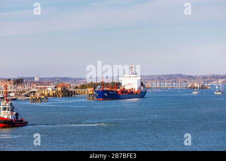 Panorama avec le pétrolier Cumbrian Fisher amarré à Gosport Oil Fuel Jetty, Portsmouth Harbour, Hampshire, côte sud de l'Angleterre Banque D'Images