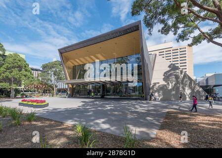 L'auditorium Sir John Clancy de l'Université de Nouvelle-Galles du Sud (Nouvelle-Galles du Sud) a été conçu dans les années 1960 avec son nouveau toit en acier et en verre ajouté en 2019 Banque D'Images