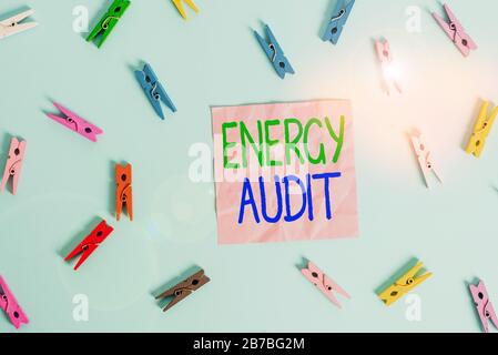 Panneau texte indiquant l'audit énergétique. Évaluation des besoins en énergie et de l'efficacité d'un bâtiment en forme de rectangle en forme de clothesspin coloré RE Banque D'Images