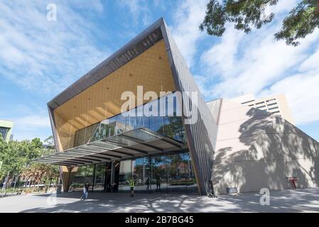 L'auditorium Sir John Clancy de l'Université de Nouvelle-Galles du Sud (Nouvelle-Galles du Sud) a été conçu dans les années 1960 avec son nouveau toit en acier et en verre ajouté en 2019 Banque D'Images