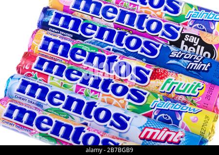 Des dragées de mentos à la mâche sur fond blanc. Ils sont vendus dans plus de 130 pays par le Perfetti Van Melle. Mentos a été produit pour la première fois aux Pays-Bas Banque D'Images