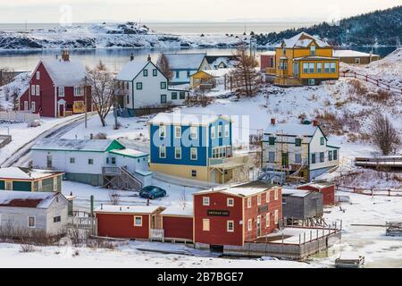 Vue sur les maisons colorées du village pittoresque de Trinity, Terre-Neuve, Canada Banque D'Images